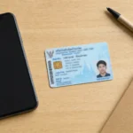 บัตรประชาชนไทยและมือถือบนโต๊ะ เตรียมผ่อนไอโฟน