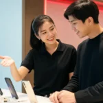 พนักงานร้านมือถือแนะนำลูกค้าเลือกไอโฟน ช่วยตัดสินใจว่าผ่อนที่ไหนดี